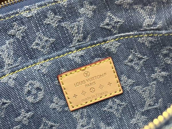 LVコピーウォレット着用イメージ